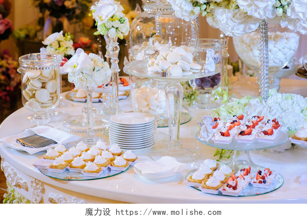 婚礼上各种各样的蛋糕和酒水在婚礼上甜品桌
